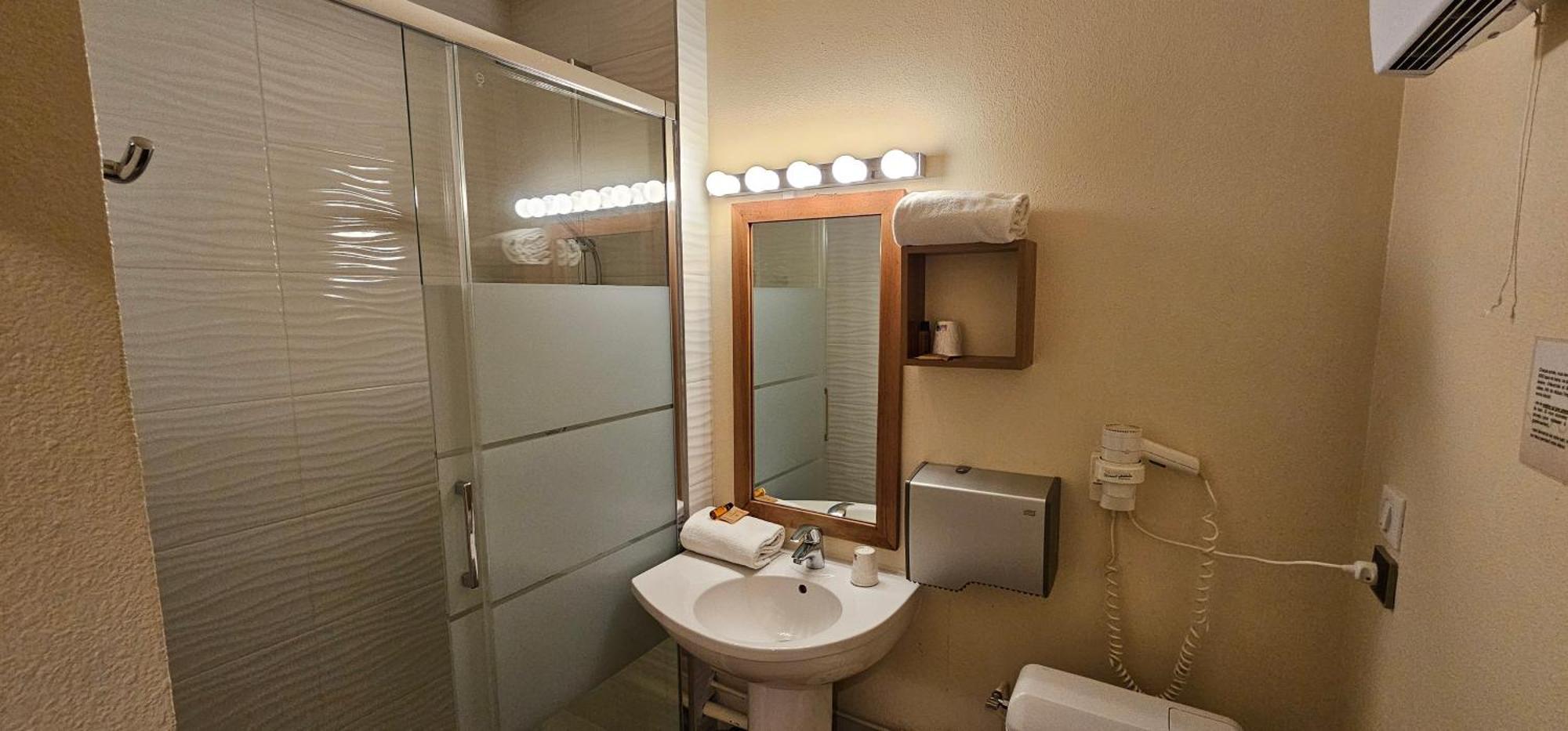 Contact Hotel Solana, Niort Mendesfrance Екстер'єр фото